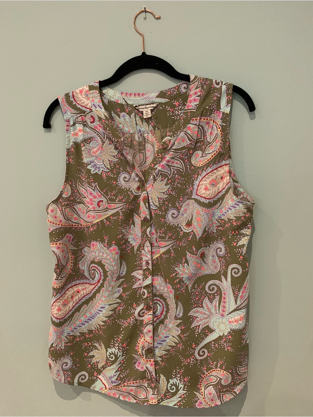 American Eagle Outfitters Olive Paisley Sleeveless Button Front Top
